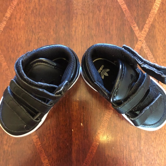 5 pairs infants sneakers, 2 adidas 3 Nike all very gently used - Picture 3 of 16